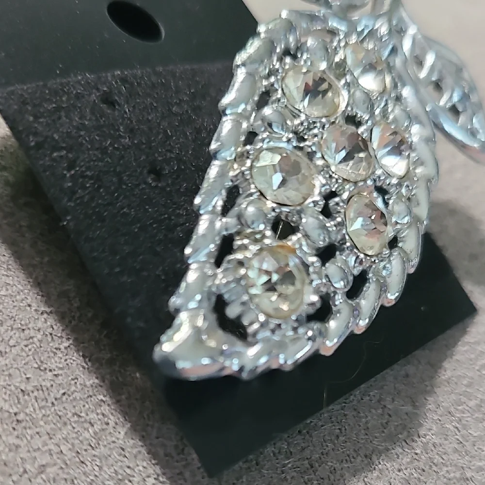 Sparkling Silver Floral‎ Brooch